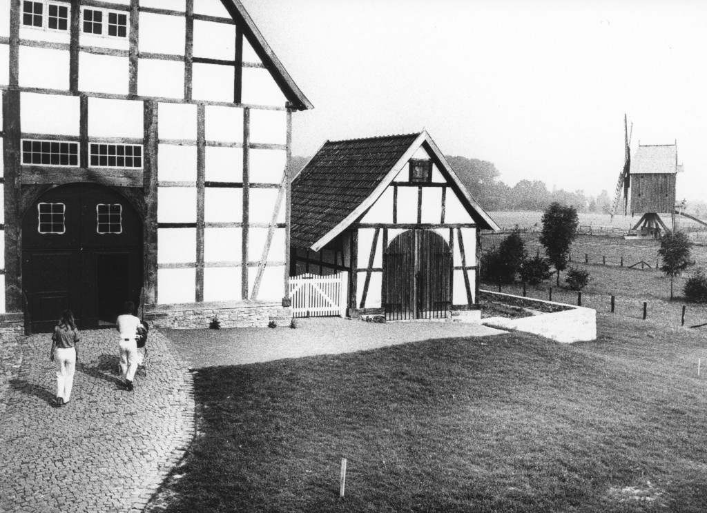Das Kohlstädter Spritzenhaus aus dem Jahr 1835 ist 1979 im Freilichtmuseum in Detmold wieder aufgebaut worden - neben dem Schönhof-Gebäude. Foto: H. Wiemann, 1980